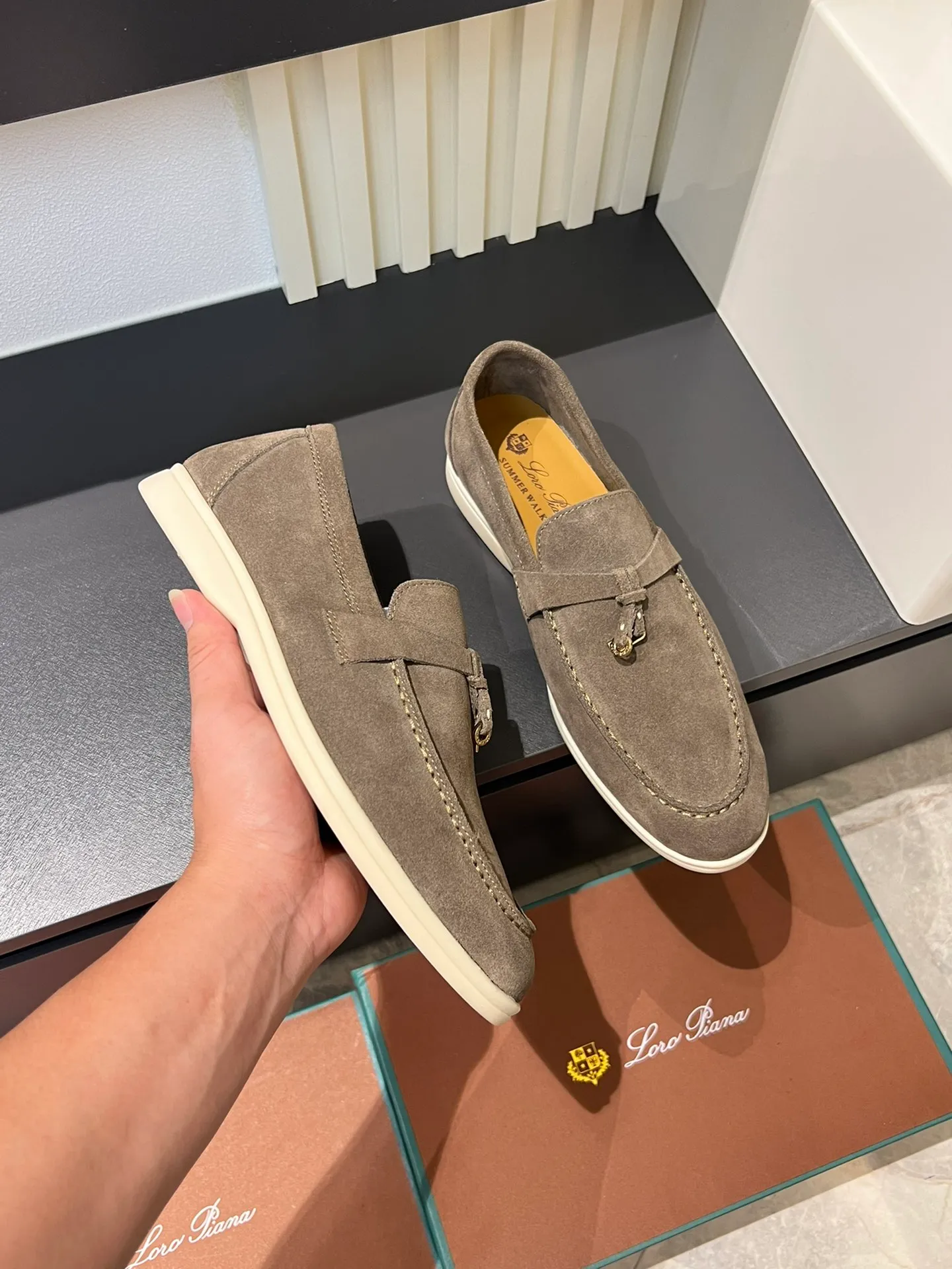Men's shoes 💰p360 "Loro men's shoes 💰pian'*" Classic L men's shoes for couples 💰p Top version British flat loafers, a must-have item in old money style, the minimalist design is eye-catching and durable, a plus point for dressing The soft foot feel and texture are outstanding. They don’t scratch your feet and are very nice. They are matched with soft and waxy soles. They can be worn daily for a long time without getting tired. They are easy to wear, versatile and classic items, with perfect foot feel and texture! Imported cashmere fabric, the lining is made of imported A-grade water-dyed cow lining, the top version of the genuine leather midsole is sewn with pure handmade mark thread! Size: Female 35-40 (34. Customized) Male 38-44 (45.46. Customized)